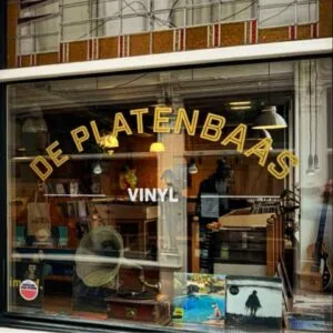 Platenzaak met vinyl en retro decoratie.