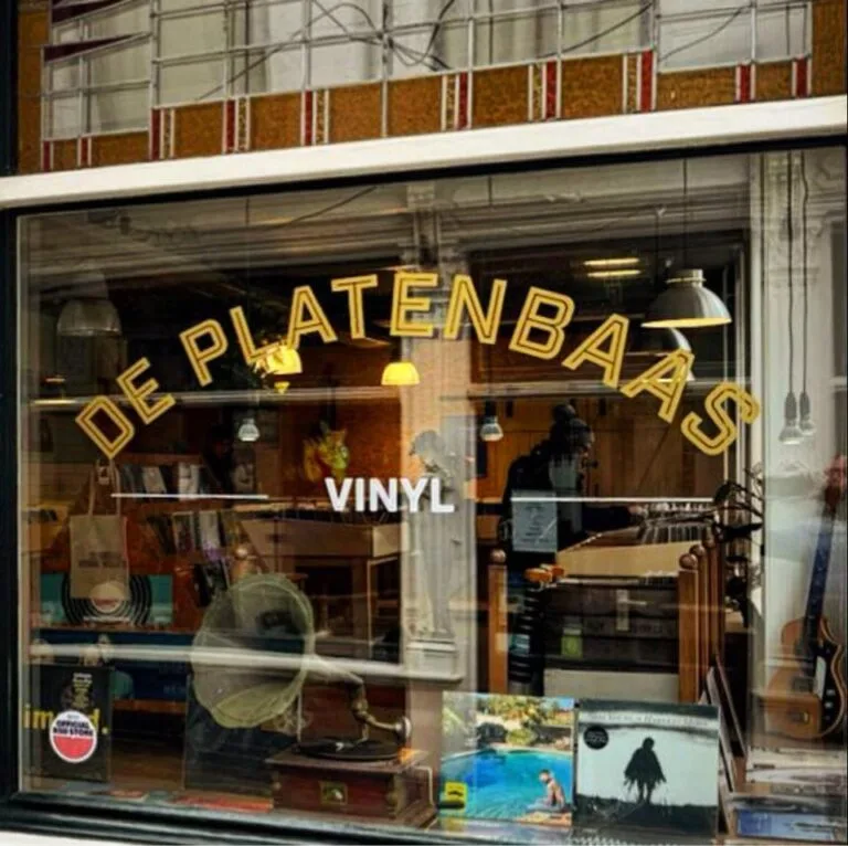 Platenzaak met vinyl en retro decoratie.