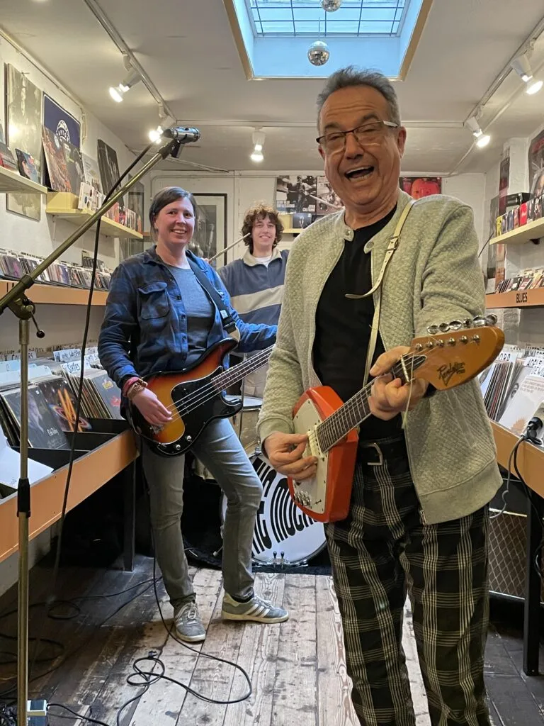Muzikanten spelen in platenzaak.