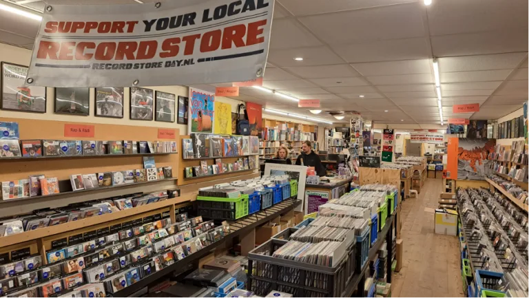 Platenwinkel interieur met vinyl en klanten.