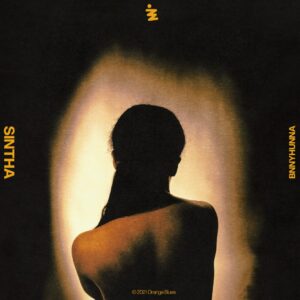 Silhouet van vrouw tegen gele achtergrond, albumcover Sintha.