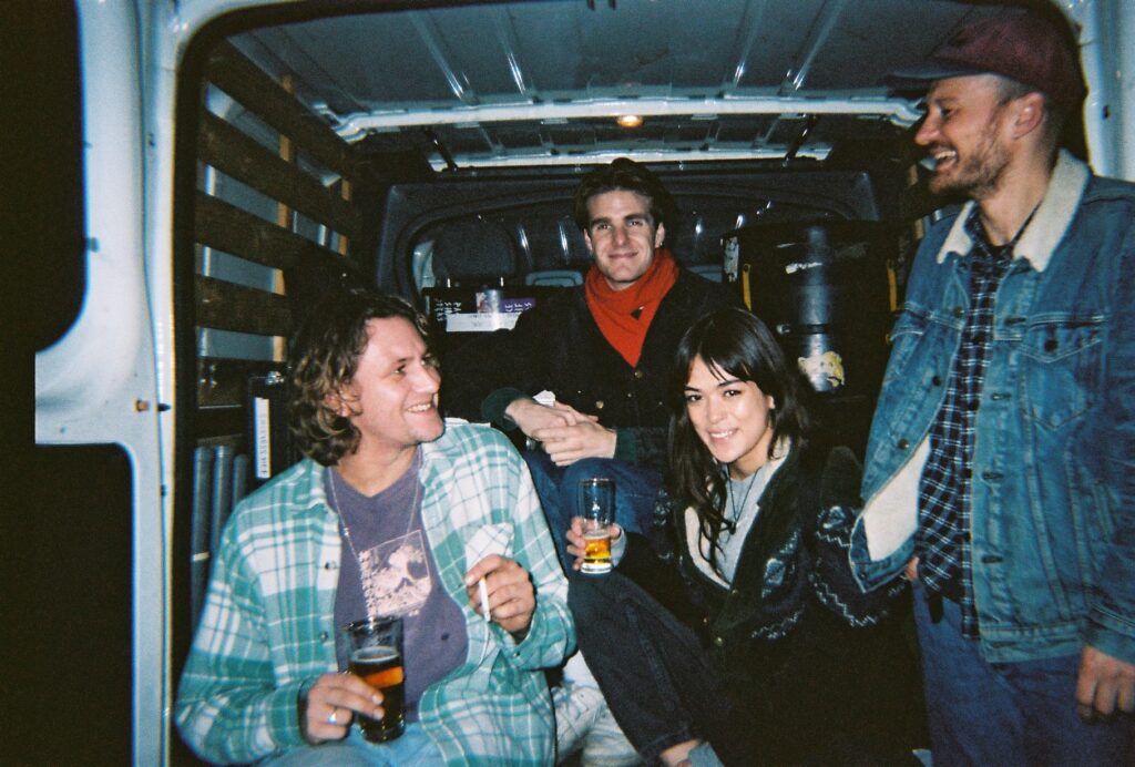 Vrienden genieten samen in busje met drankjes.