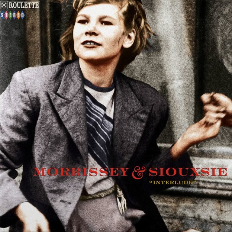Persoon in grijze blazer met opdruk "Morrissey & Siouxsie".