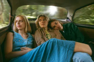 Drie vrouwen ontspannen op een autostoel.