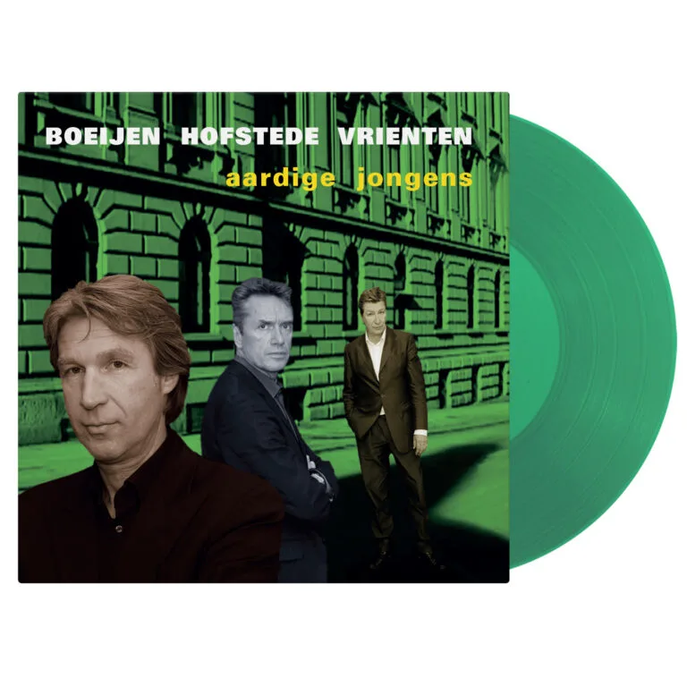 Groene vinylplaat met albumhoes van muzikanten in pak.