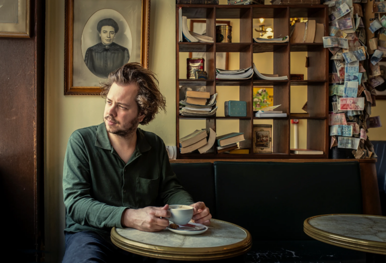 Man drinkt koffie in gezellig café