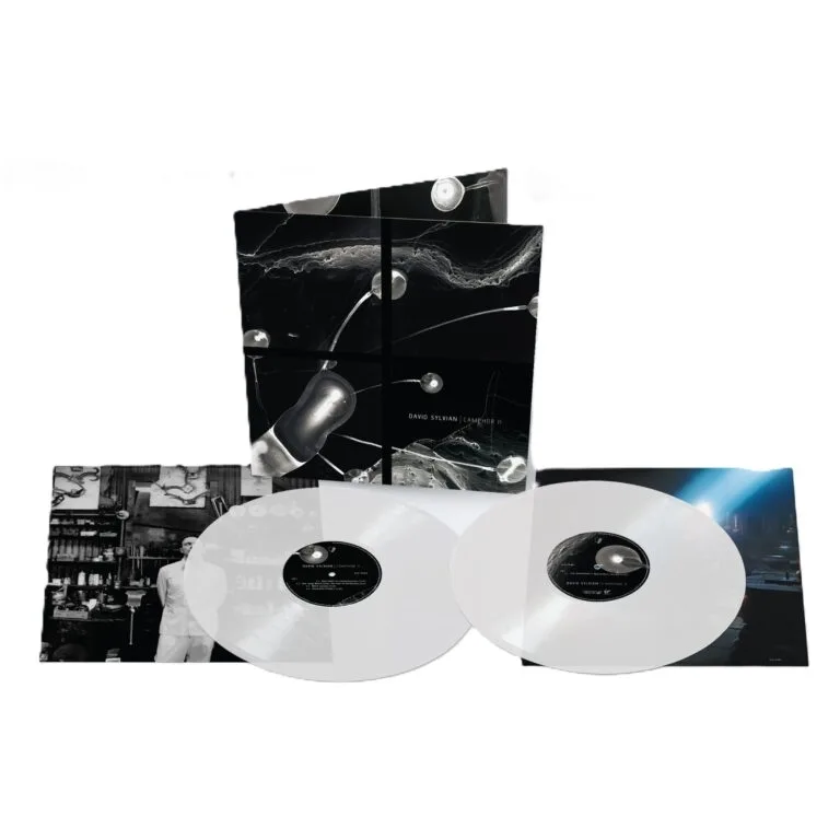 Dubbele witte vinylalbums met futuristische hoes