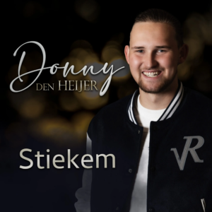 Jonge man met zwarte jas en tekst Stiekem.