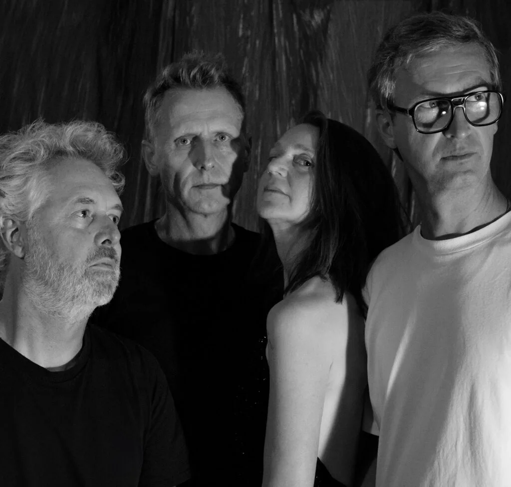 Zwart-wit portret van vier personen in studio