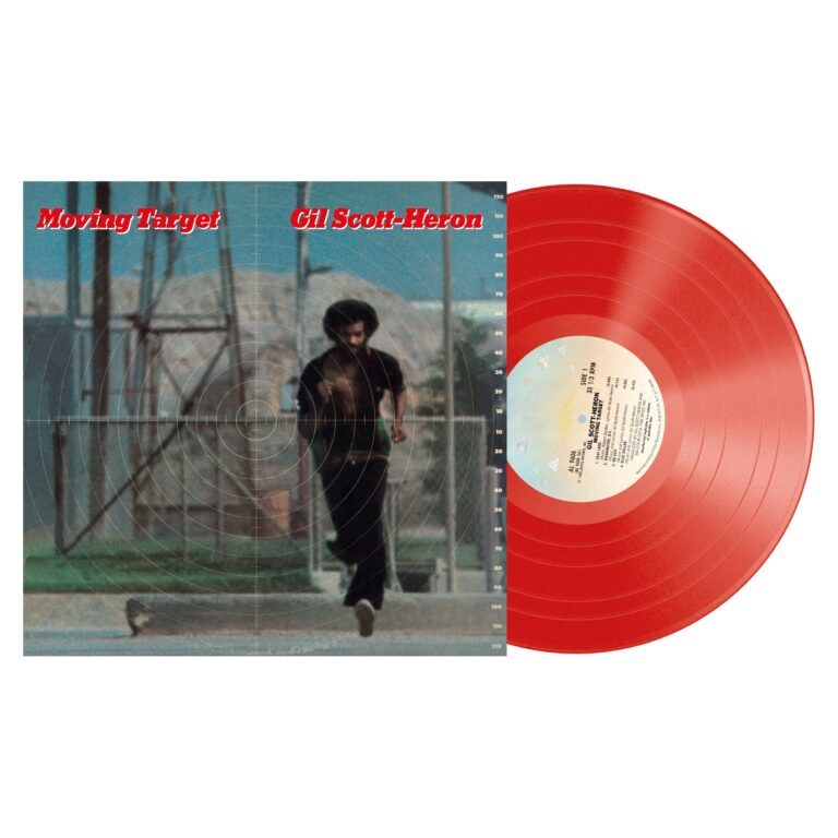 Albumhoes en rode vinylplaat 'Moving Target'.