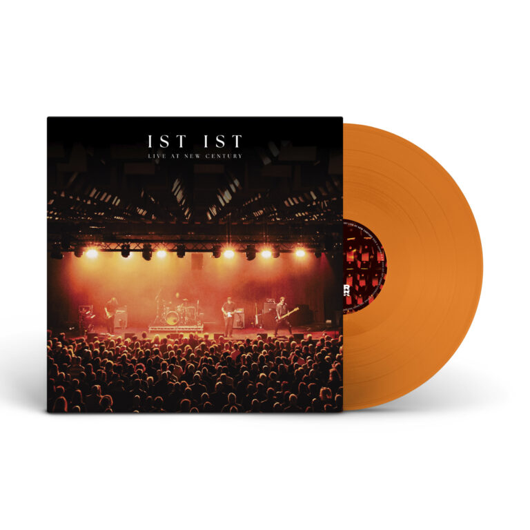 Oranje vinylplaat met live concertfoto.