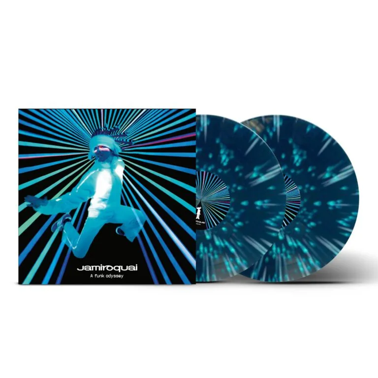 Albumhoes met blauwe vinylplaten en kunstzinnig ontwerp.