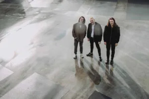Drie mensen staan op natte vloer buiten