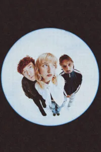 Drie mensen kijken omhoog in een visoogperspectief.