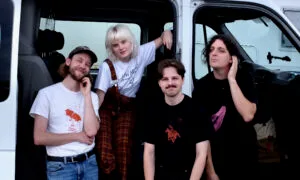 Groep mensen poseert voor een busje.