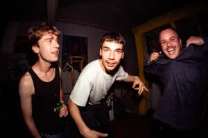 Drie vrienden hebben plezier op een feestje