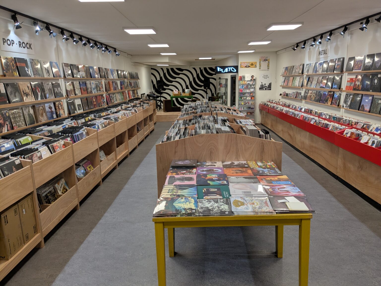 Vinylplatenwinkel met diverse muziekgenres en albums.