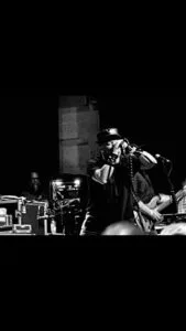 Zanger op muziekevenement met microfoon op podium