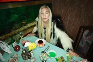 Vrouw met dessert bij aquariumrestaurant