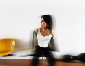 Vrouw op een stoel met wazige achtergrond.