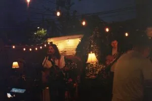 Tuinconcert met gitarist en sfeerverlichting