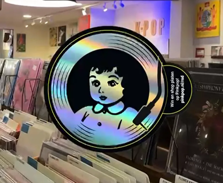 Pinkpop sticker in een platenzaak