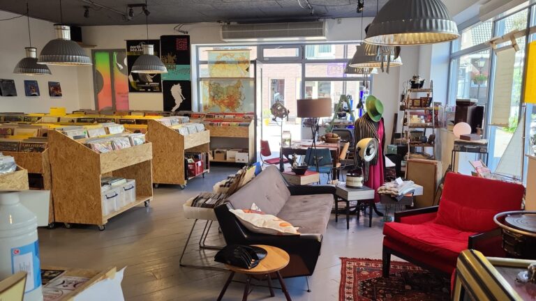 Foto van interieur platenzaak